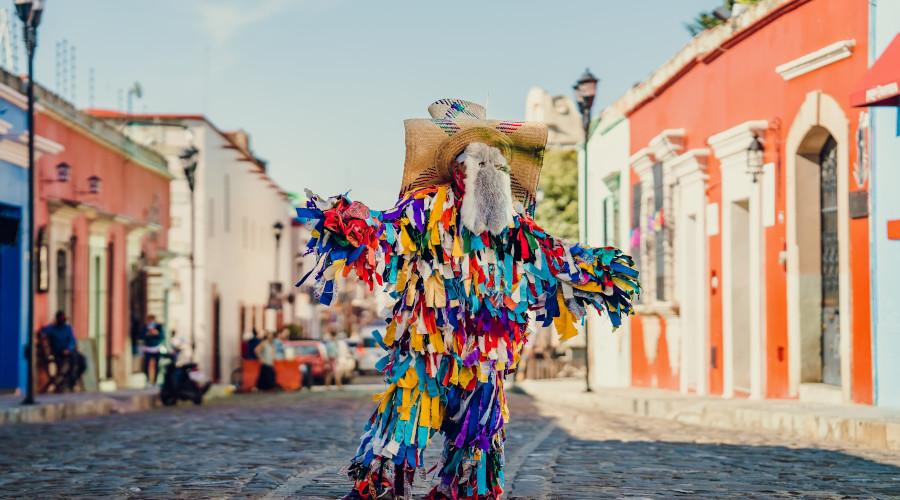 Dançarino pelas ruas de Oaxaca, México.