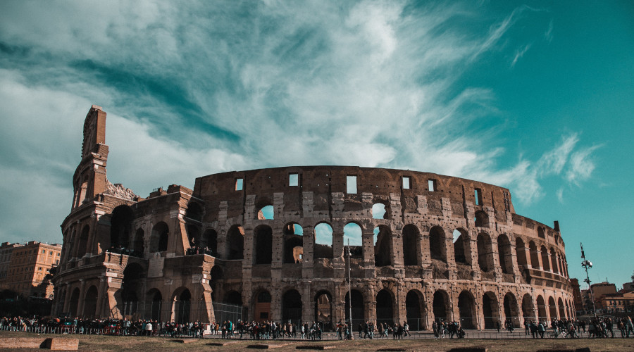 Coliseu em Roma sob céu de nuvens.