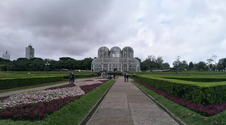 Jardim botânico de Curitiba em dia nublado