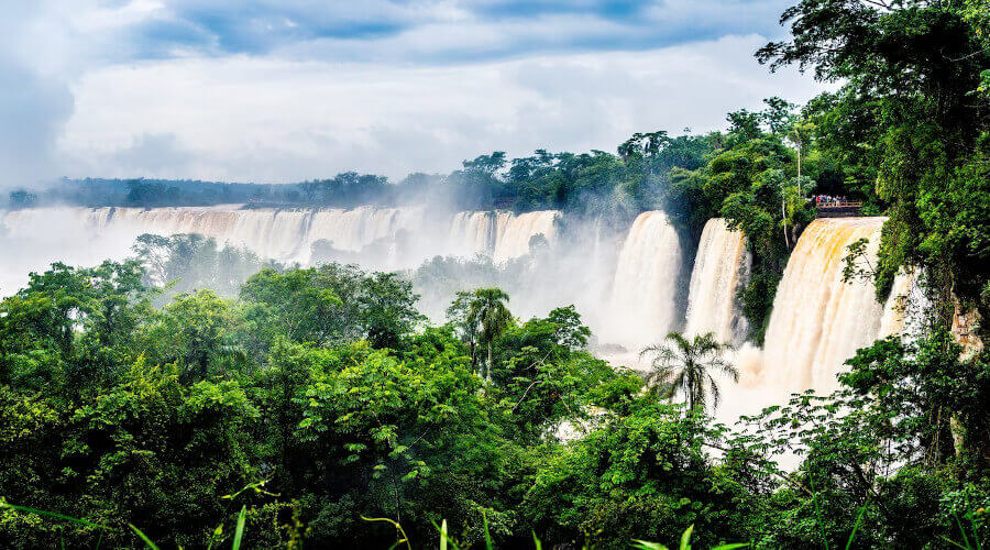 Cataratas do Iguaçu rodeada de floresta