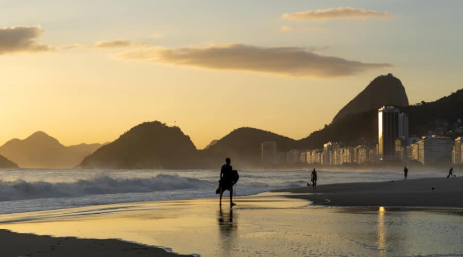 Praia do Rio de Janeiro ao pôr do sol
