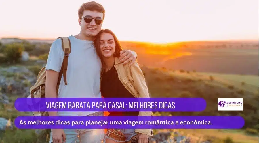 Casal abraçado sorrindo para foto ao pôr do sol